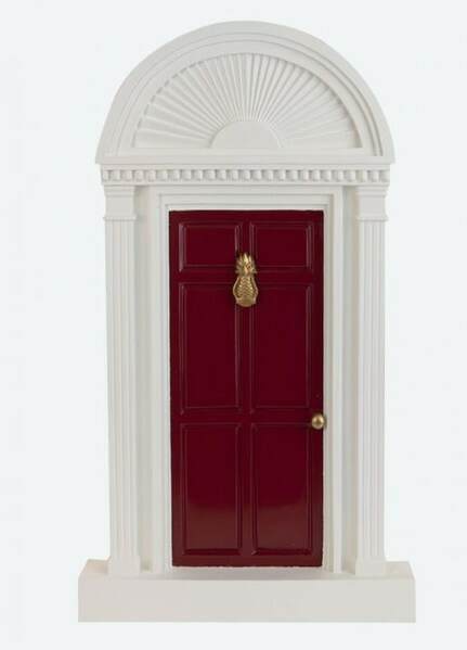 Item 113132 RED DOOR WITH PINEAPPLE