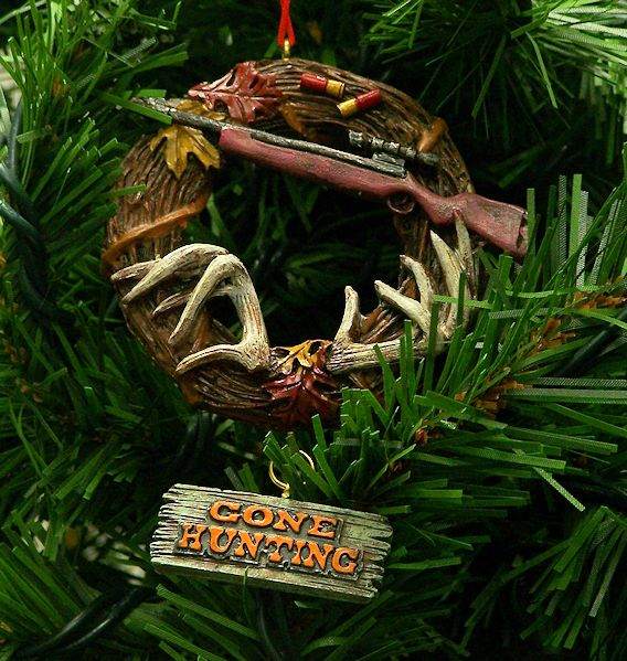 Item 483008 Wreath With Gun Ornament