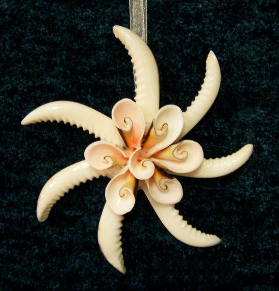 Item 115032 Cowry Luhanas Blossom Ornament